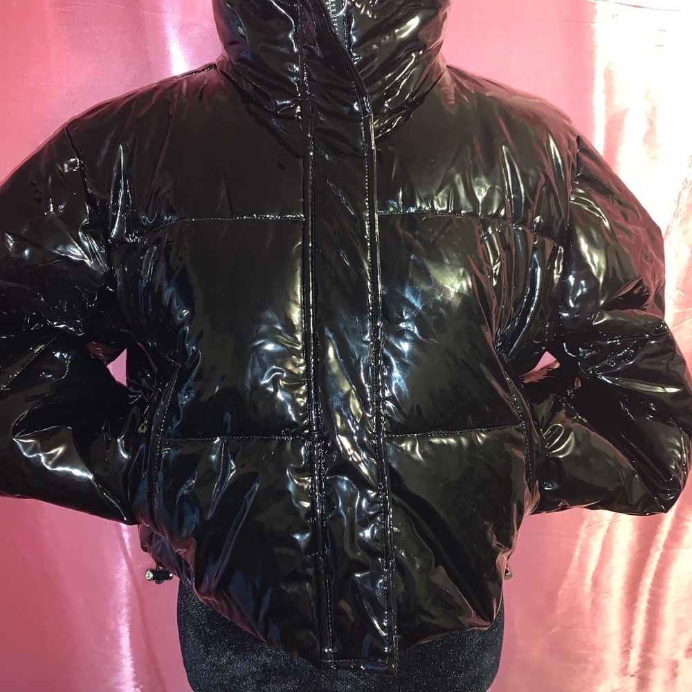 Women patent cropped puffer coat.